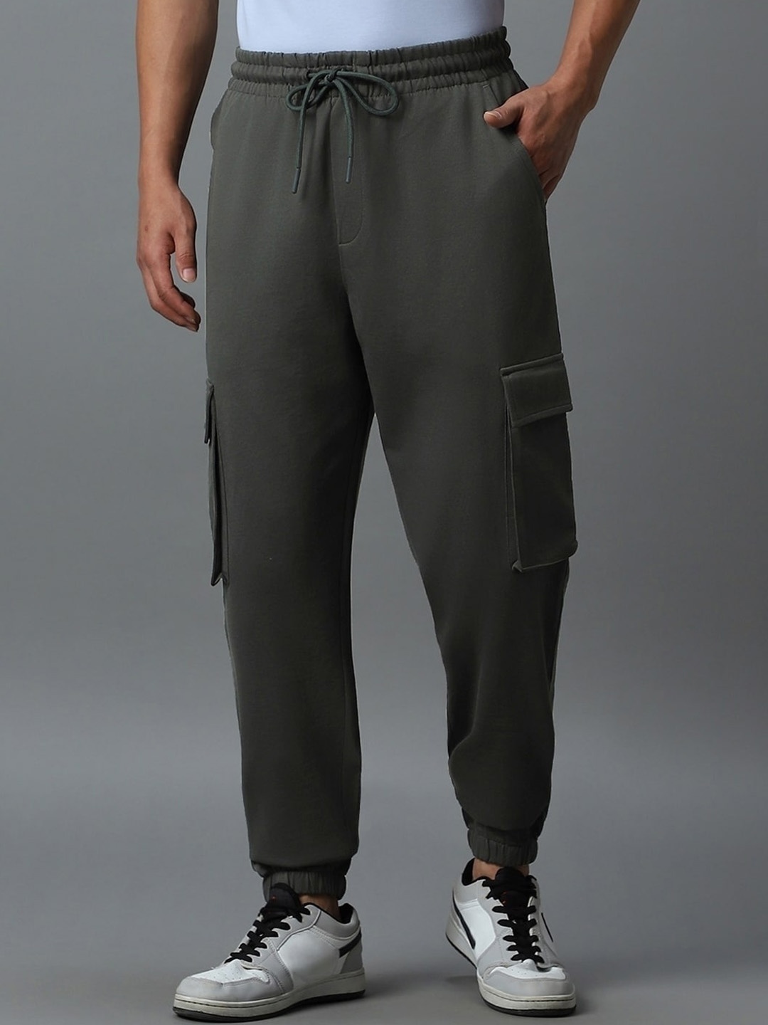 Bewakoof Plus Men Relaxed Fit Mid-Rise Pure Cotton Cargo Joggers, Grey