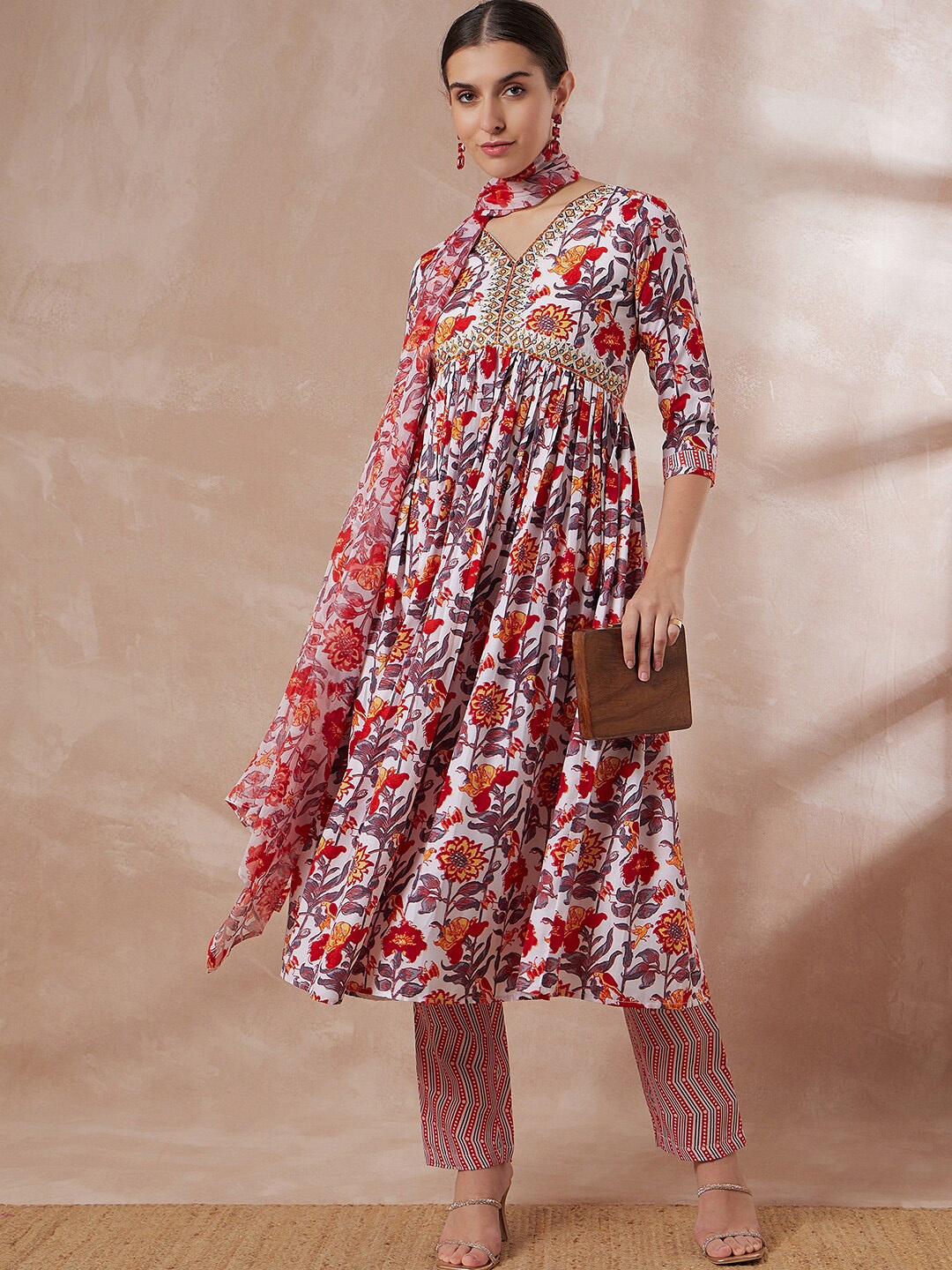all about you Floral Printed Regular Sequinned Embroidered Kurta With Trousers & Dupatta, Pink
all about you Floral Printed Regular Sequinned Embroidered Kurta With Trousers & Dupatta, Pink