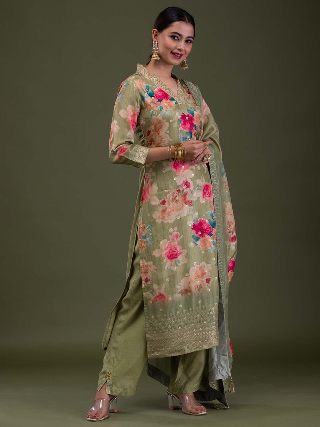 Koskii Women Floral Printed Regular Silk Crepe Kurta with Trousers & With Dupatta, Green
Koskii Women Floral Printed Regular Silk Crepe Kurta with Trousers & With Dupatta, Green