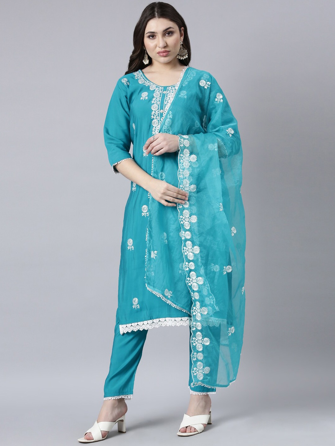 Neerus Women Floral Embroidered Regular Thread Work Kurta with Trousers & With Dupatta, Blue
Neerus Women Floral Embroidered Regular Thread Work Kurta with Trousers & With Dupatta, Blue
