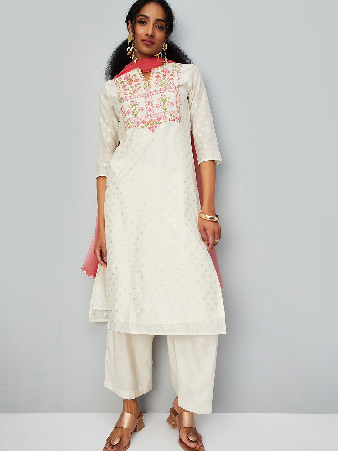 max Floral Woven Design Notched Neck Thread Work Kurta With Trousers & Dupatta, Off white
max Floral Woven Design Notched Neck Thread Work Kurta With Trousers & Dupatta, Off white