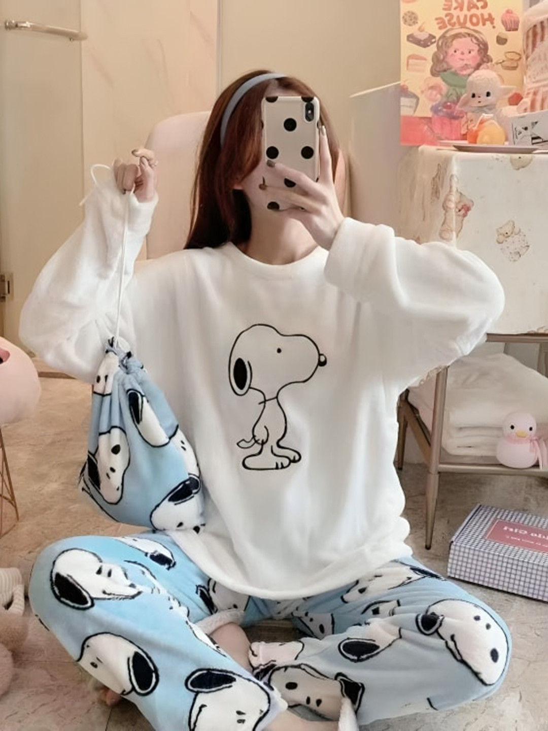 Lugo Snoopy Printed Woolen Fur Fleece Night Suit, White
Lugo Snoopy Printed Woolen Fur Fleece Night Suit, White