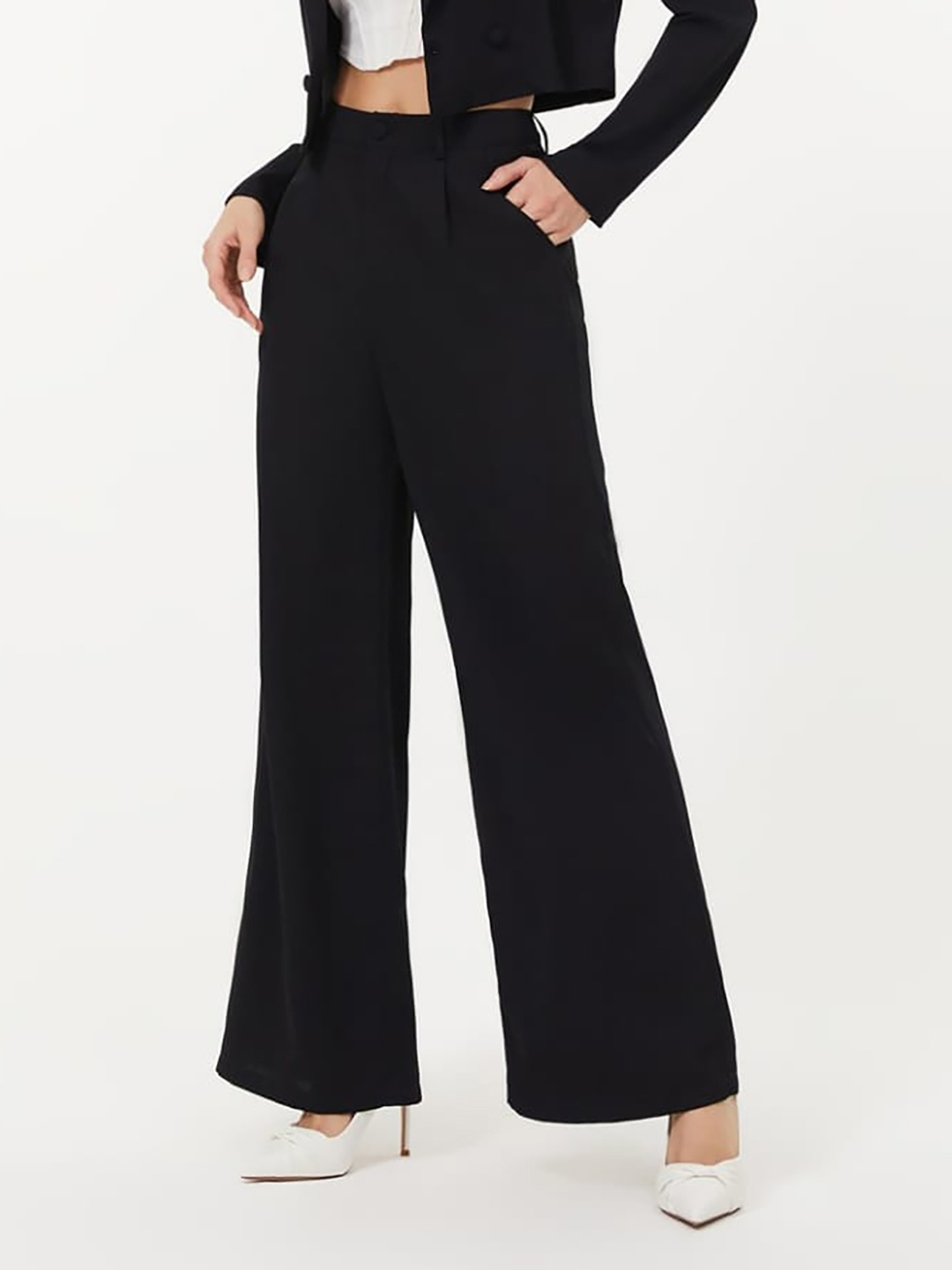 KOTTY BIZwear Basics Women Relaxed Straight Leg Straight Fit High-Rise Easy Wash Pleated Trousers, Black
KOTTY BIZwear Basics Women Relaxed Straight Leg Straight Fit High-Rise Easy Wash Pleated Trousers, Black