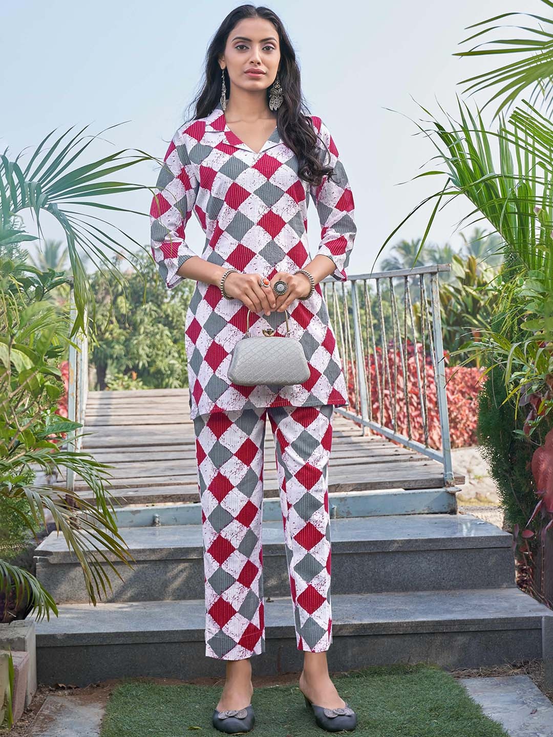 SAKSHIPRIYA White Geometric Printed Shirt Collar Pure Cotton Straight Kurti with Trousers
SAKSHIPRIYA White Geometric Printed Shirt Collar Pure Cotton Straight Kurti with Trousers