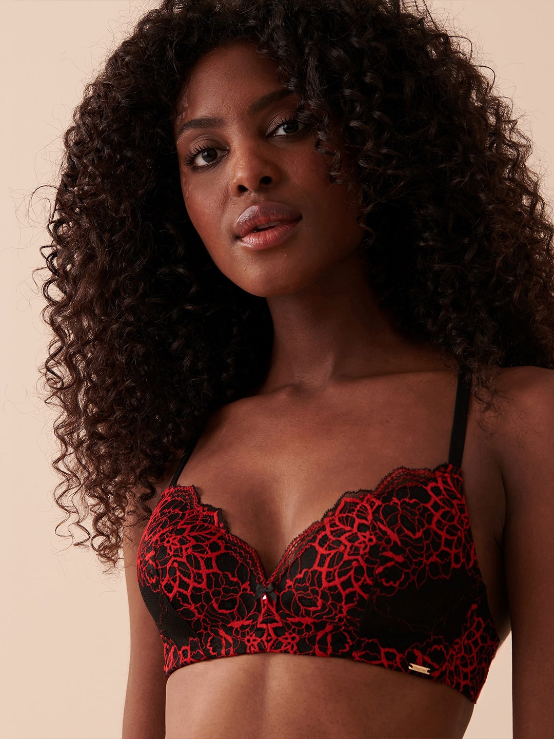 La Vie en Rose Floral Lace Medium Coverage Lightly Padded Push-Up Bra With All Day Comfort, Red
La Vie en Rose Floral Lace Medium Coverage Lightly Padded Push-Up Bra With All Day Comfort, Red