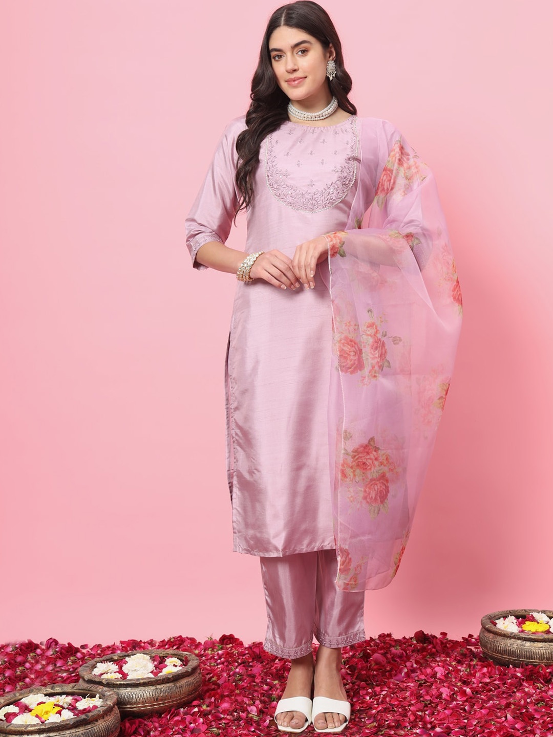 VredeVogel Ethnic Motifs Yoke Design Straight Kurta with Trousers & With Dupatta, Lavender
VredeVogel Ethnic Motifs Yoke Design Straight Kurta with Trousers & With Dupatta, Lavender