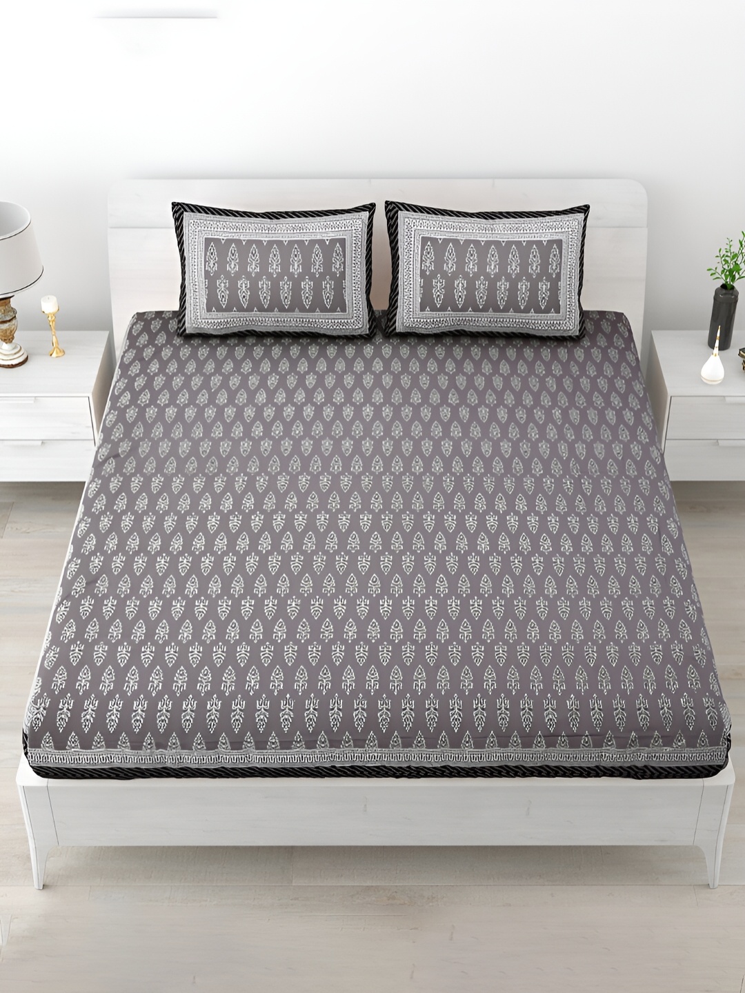 POORAK Grey & White Printed Cotton Fitted 186 TC King Bedsheet With 2 Pillow Covers
POORAK Grey & White Printed Cotton Fitted 186 TC King Bedsheet With 2 Pillow Covers