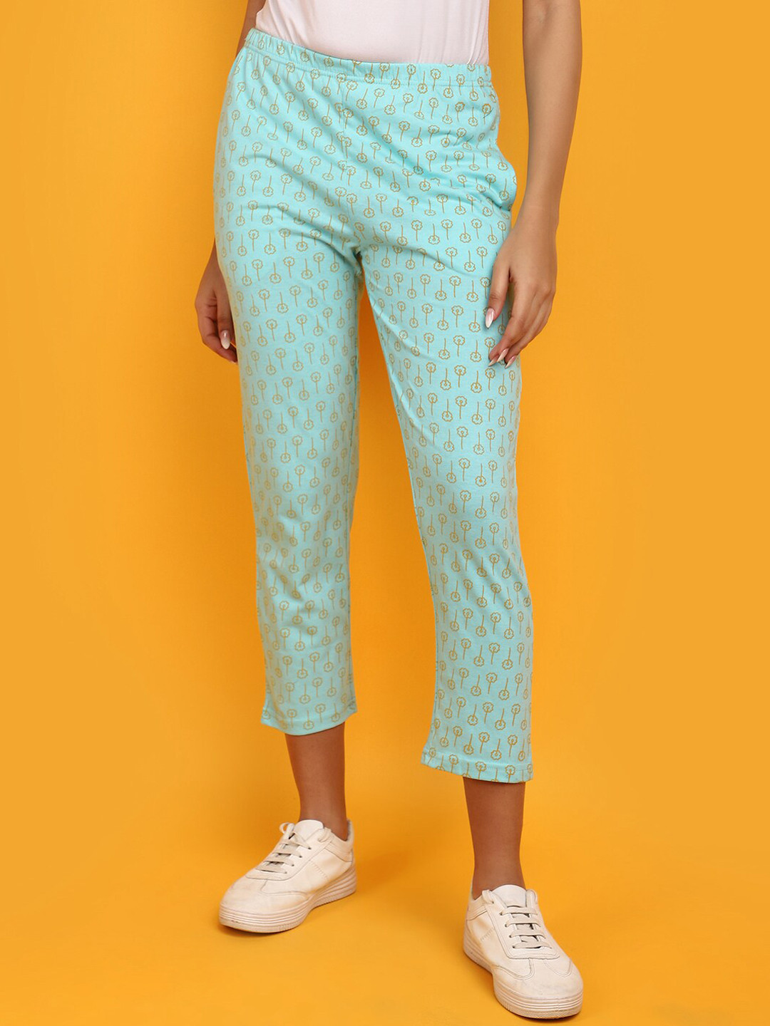 V-Mart Women Printed Cotton Capris, Blue 
V-Mart Women Printed Cotton Capris, Blue
