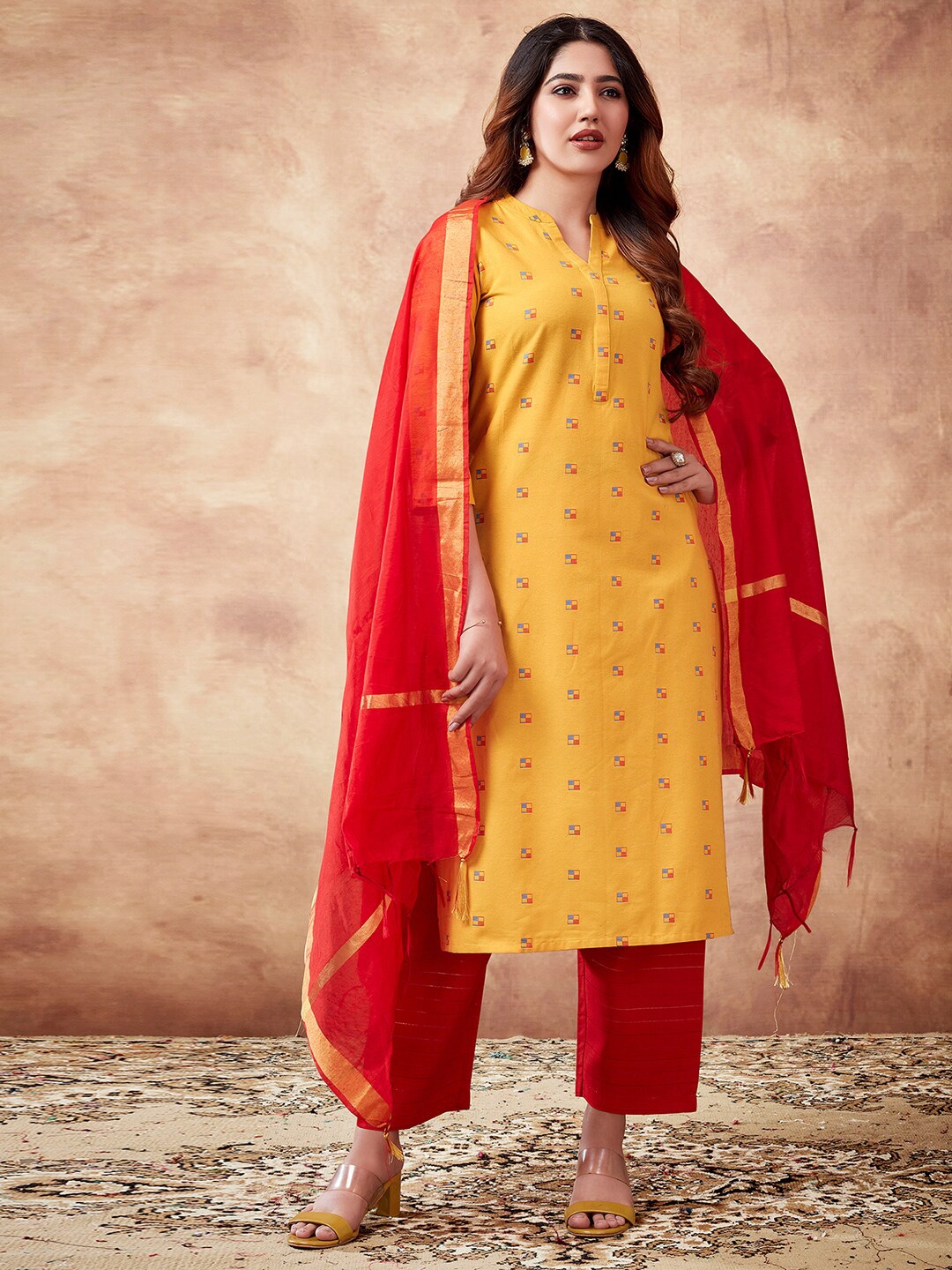 SKYLEE Geometric Printed Mandarin Collar Straight Kurta With Trousers & Dupatta, Yellow
SKYLEE Geometric Printed Mandarin Collar Straight Kurta With Trousers & Dupatta, Yellow