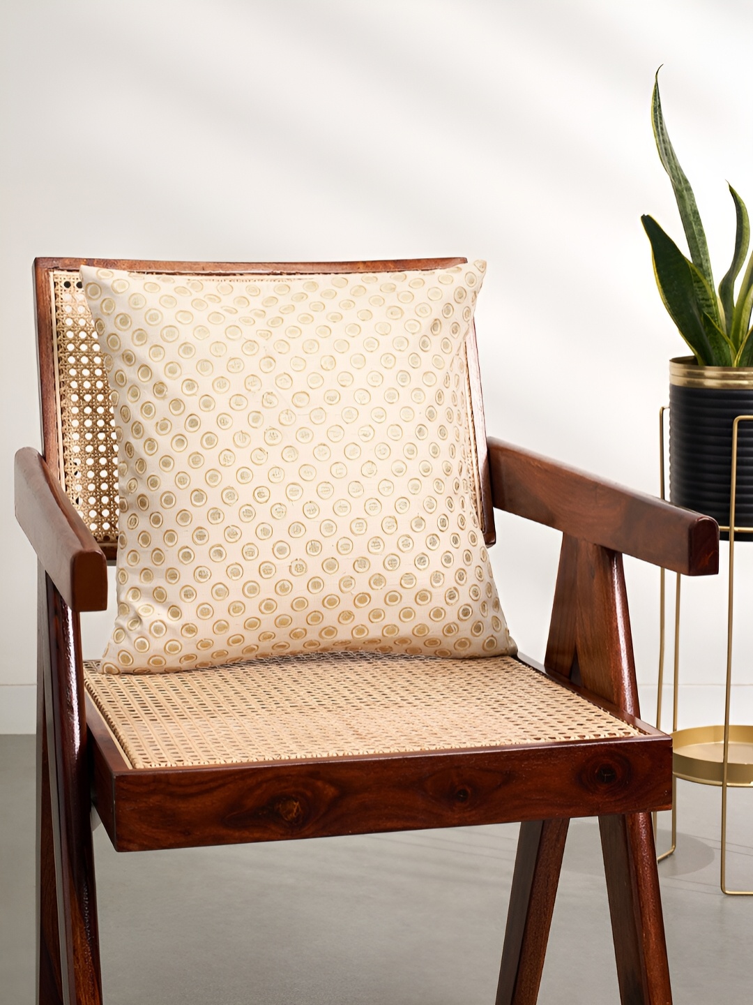 Living scapes by Pantaloons Off White & Gold-Toned Ethnic Motifs Square Cushion Cover
Living scapes by Pantaloons Off White & Gold-Toned Ethnic Motifs Square Cushion Cover