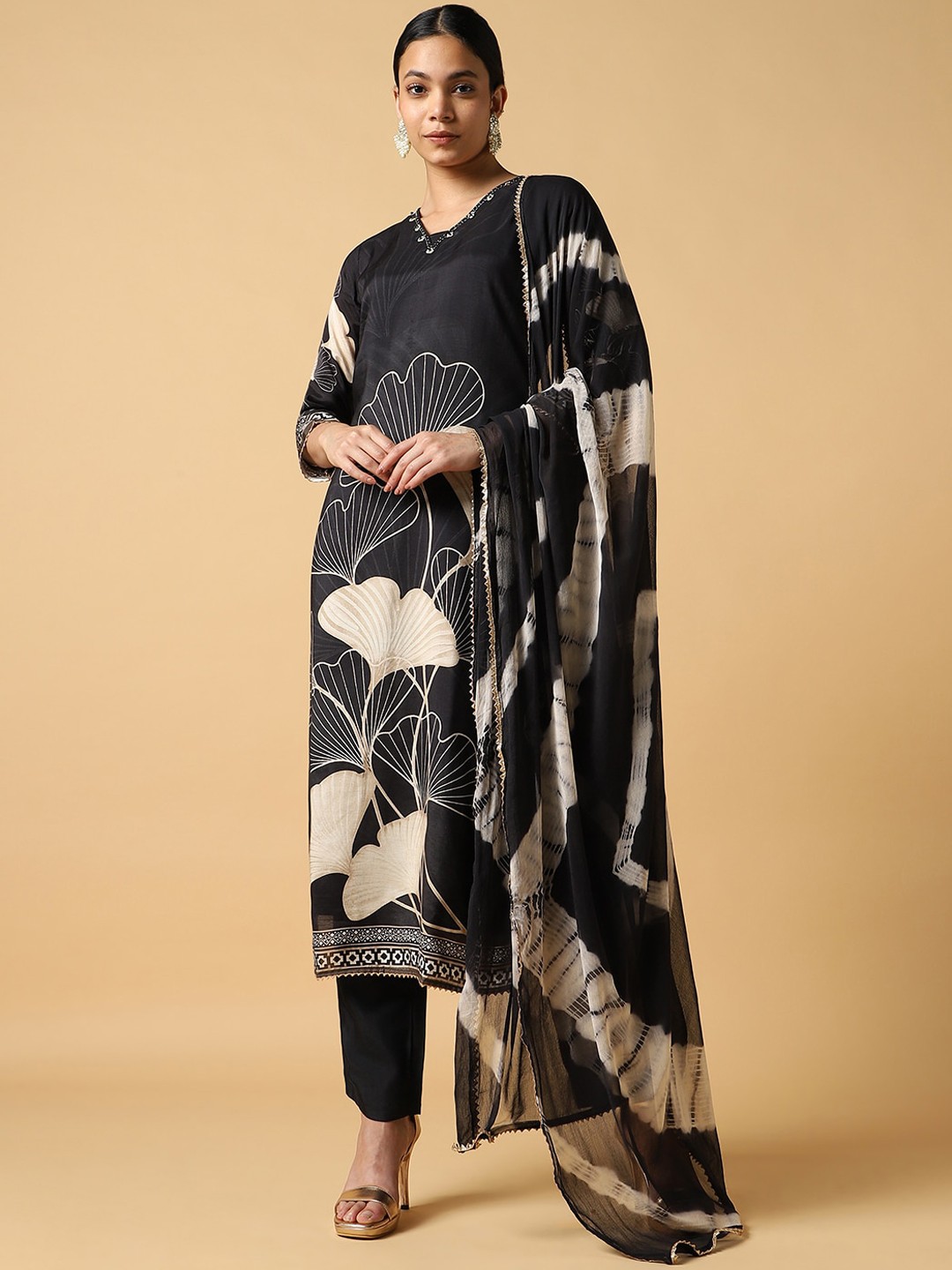 House Of Dharaa Floral Printed Straight Silk Crepe Kurta with Trousers & Dupatta, Black
House Of Dharaa Floral Printed Straight Silk Crepe Kurta with Trousers & Dupatta, Black