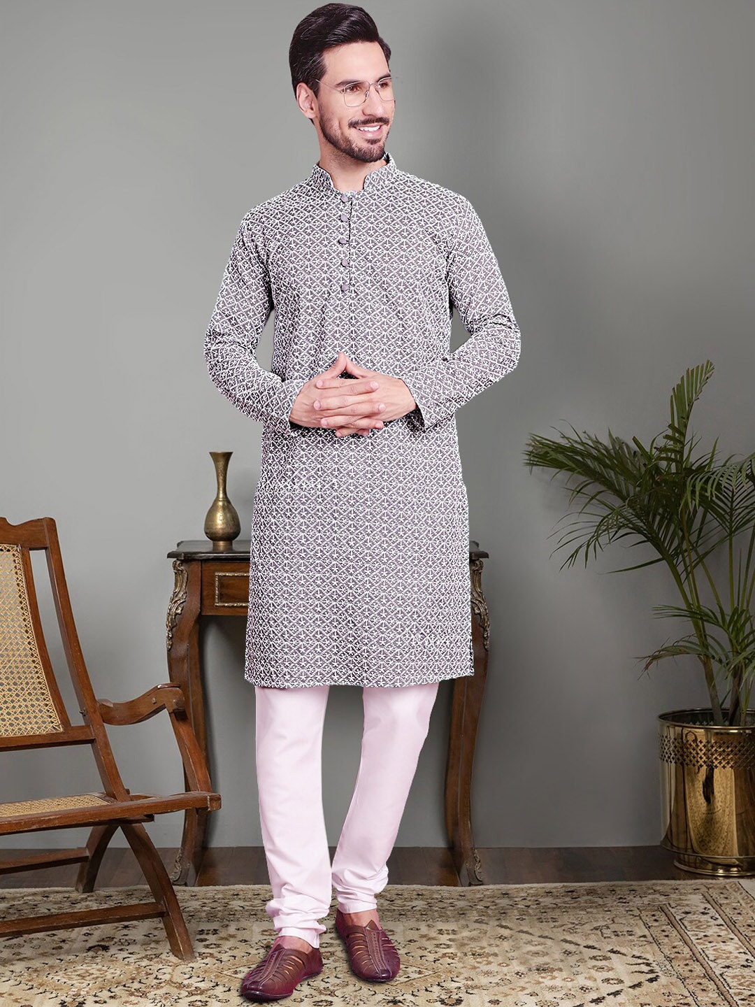 Jompers Floral Embroidered Mandarin Collar Chikankari Pure Cotton Kurta With Churidar, Grey
Jompers Floral Embroidered Mandarin Collar Chikankari Pure Cotton Kurta With Churidar, Grey