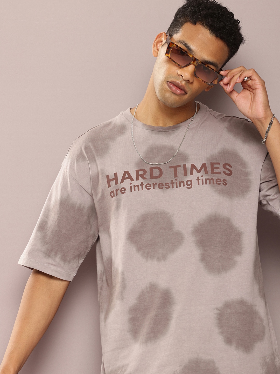 Kook N Keech Typography Printed Dyed Drop-Shoulder Sleeves Oversized Pure Cotton T-shirt, Taupe
Kook N Keech Typography Printed Dyed Drop-Shoulder Sleeves Oversized Pure Cotton T-shirt, Taupe