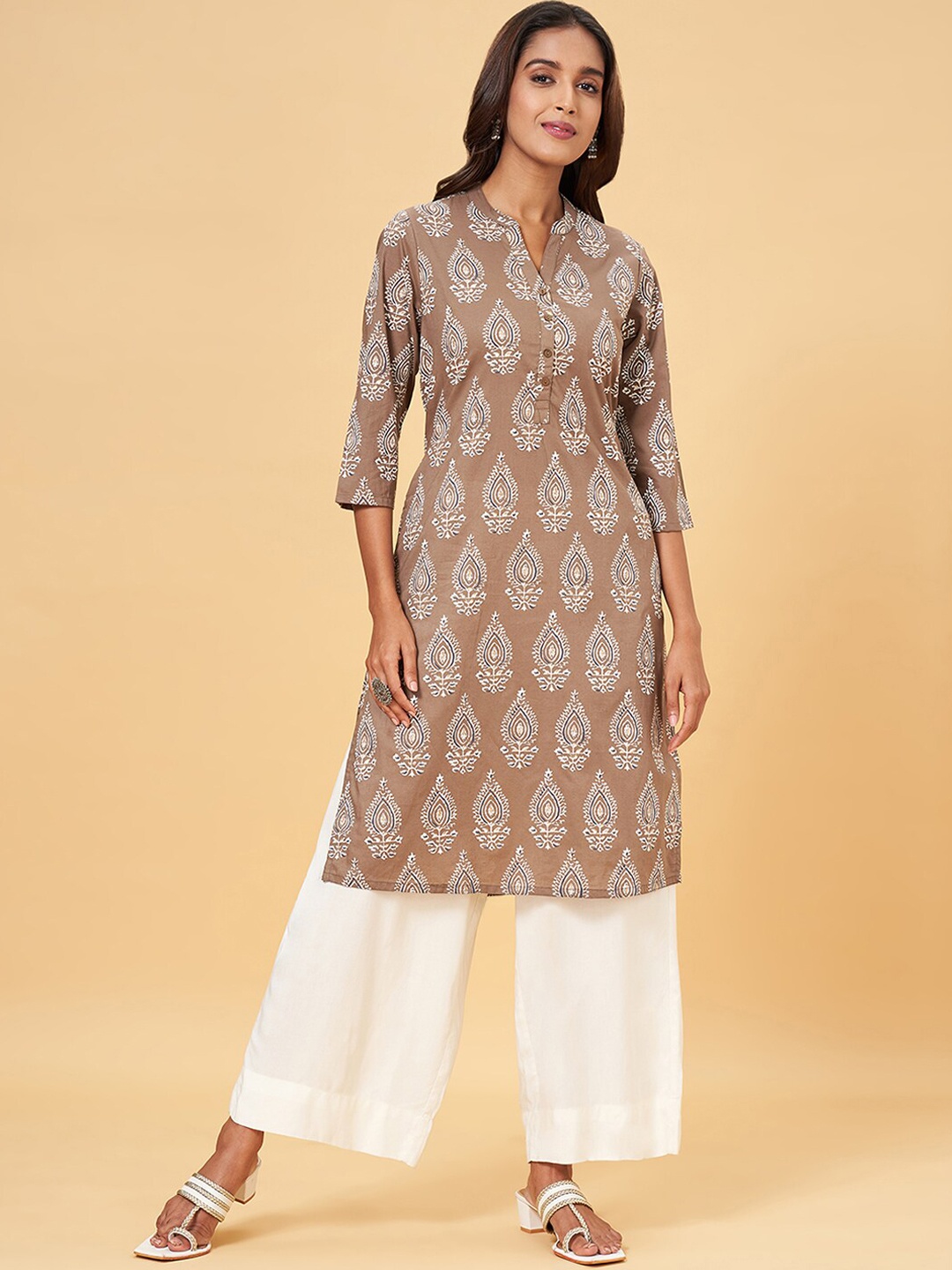 RANGMANCH BY PANTALOONS Ethnic Motifs Printed Mandarin Collar Cotton Straight Kurta, Brown
RANGMANCH BY PANTALOONS Ethnic Motifs Printed Mandarin Collar Cotton Straight Kurta, Brown