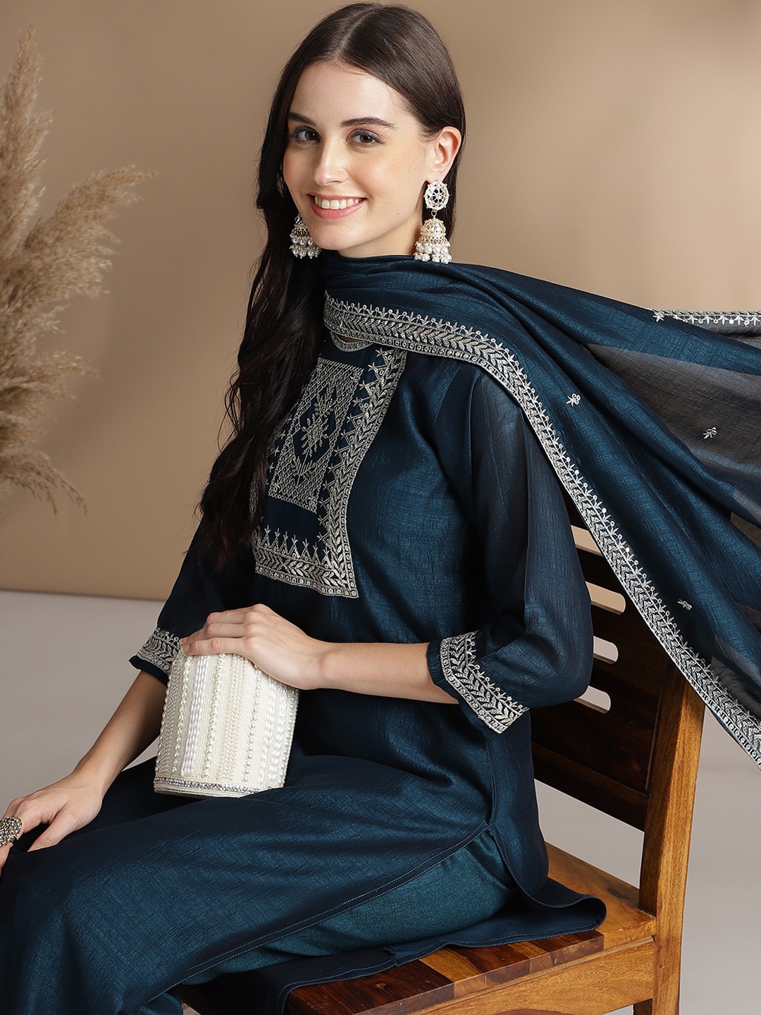 KAVINDI Floral Yoke Design Regular Pure Silk Kurta With Trousers & Dupatta, Navy blue
KAVINDI Floral Yoke Design Regular Pure Silk Kurta With Trousers & Dupatta, Navy blue