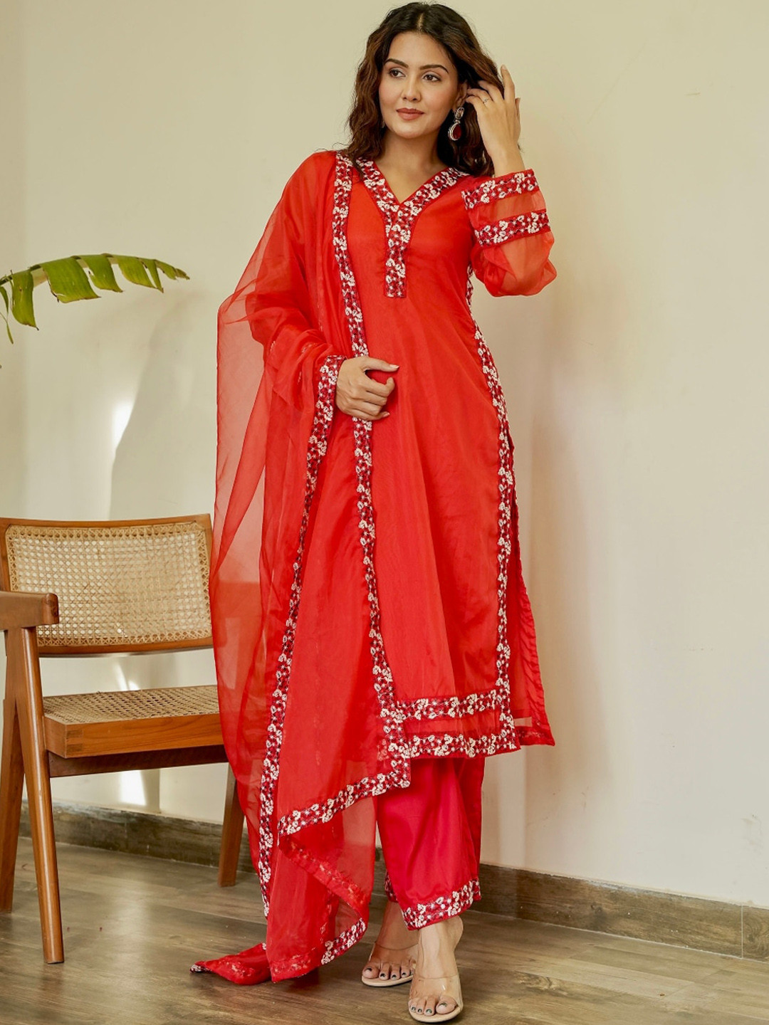 OneWe Ethnic Motifs Embroidered Regular Thread Work Kurta With Trousers & Dupatta, Red
OneWe Ethnic Motifs Embroidered Regular Thread Work Kurta With Trousers & Dupatta, Red