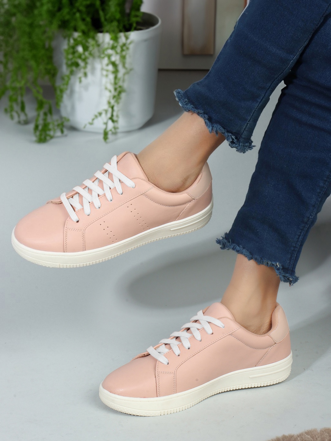 The Roadster Lifestyle Co. Women Pink Comfort Insole Contrast Sole Lace-Ups Sneakers, Peach
The Roadster Lifestyle Co. Women Pink Comfort Insole Contrast Sole Lace-Ups Sneakers, Peach