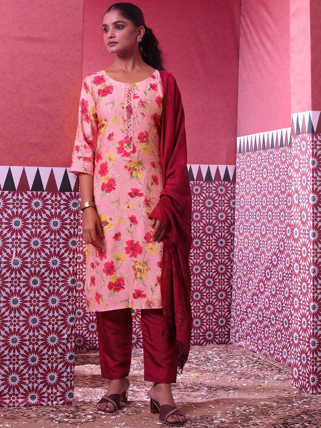 Peachmode Floral Printed Gotta Patti Foil Print Straight Kurta With Trousers & Dupatta, Pink
Peachmode Floral Printed Gotta Patti Foil Print Straight Kurta With Trousers & Dupatta, Pink