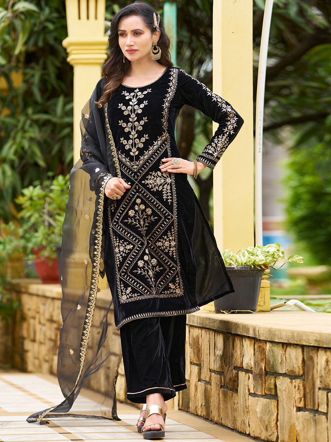 SKYLEE Floral Embroidered Regular Thread Work Velvet Kurta With Trousers & Dupatta, Black
SKYLEE Floral Embroidered Regular Thread Work Velvet Kurta With Trousers & Dupatta, Black