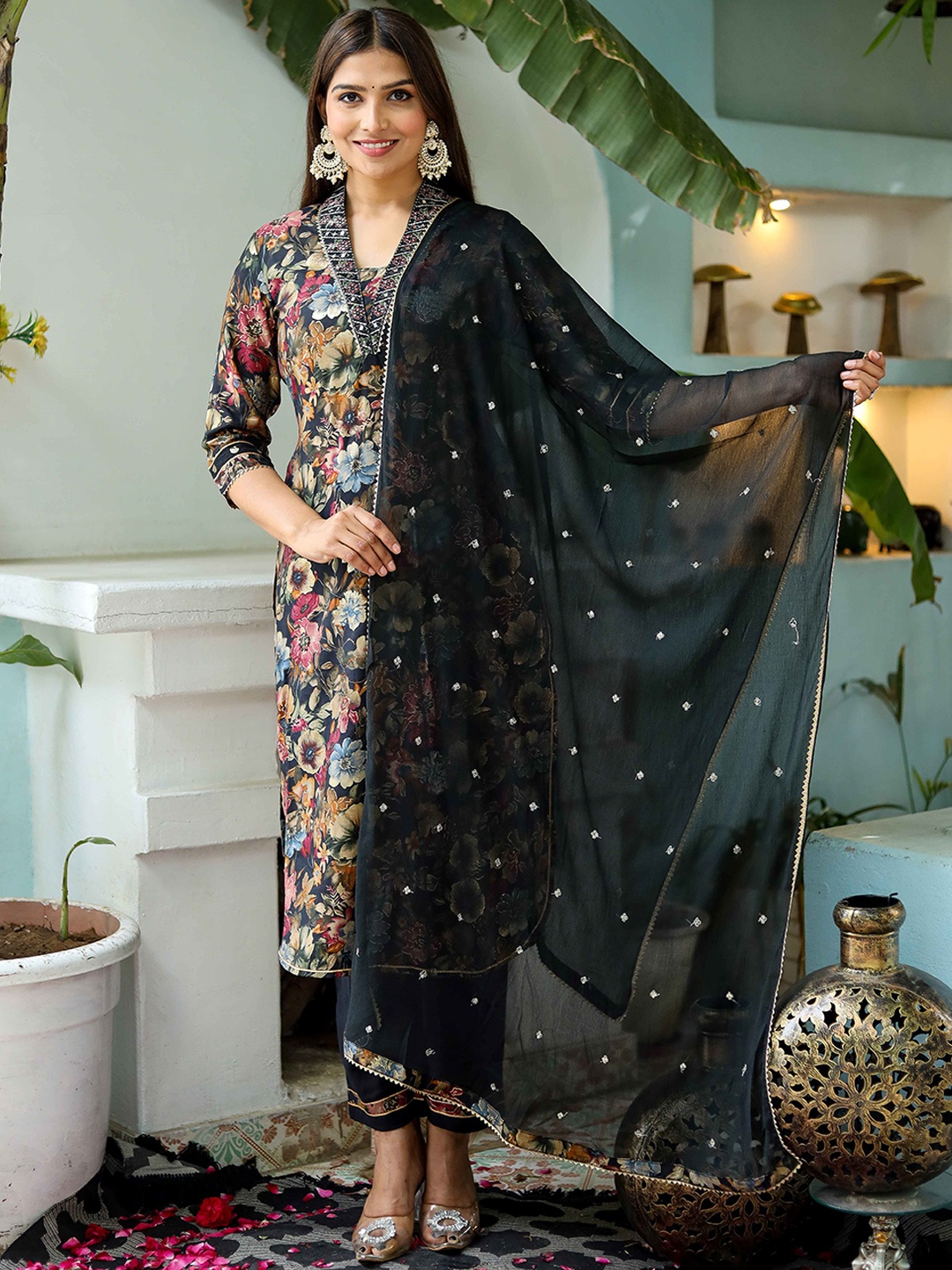 Chandbaali Floral Printed V-Neck Thread Work Linen Kurta with Trousers & Dupatta, Black
Chandbaali Floral Printed V-Neck Thread Work Linen Kurta with Trousers & Dupatta, Black
