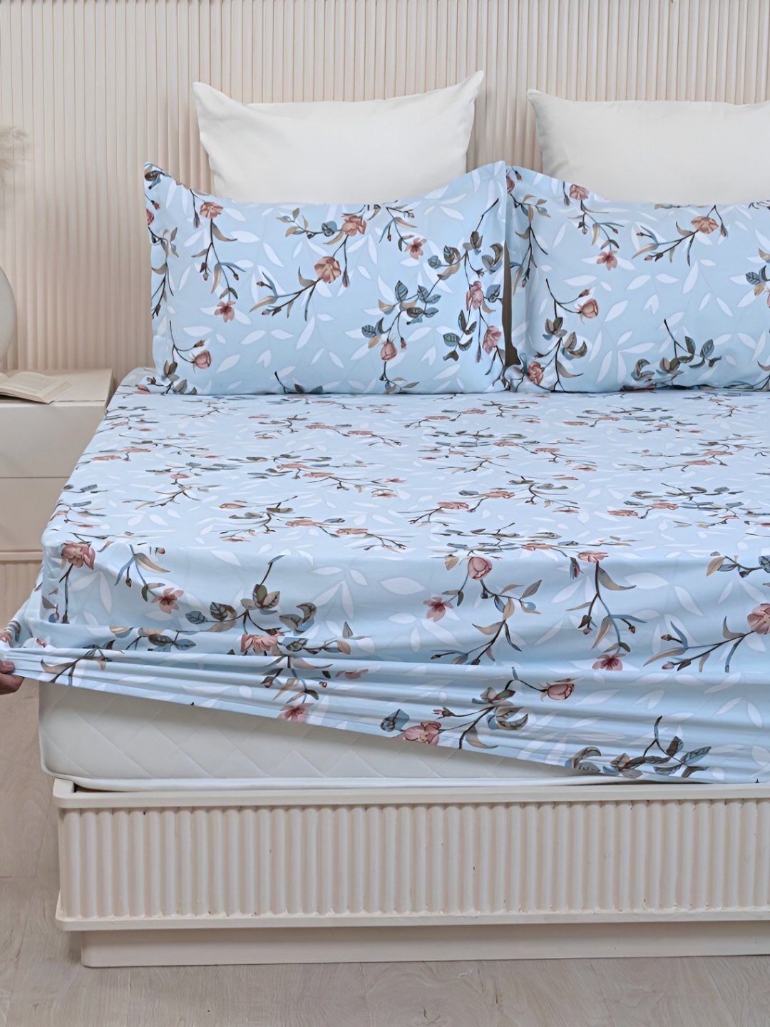 HOMEMONDE Blue & White Printed Cotton 210 TC Fitted King Bedsheet with 2 Pillow Covers
HOMEMONDE Blue & White Printed Cotton 210 TC Fitted King Bedsheet with 2 Pillow Covers