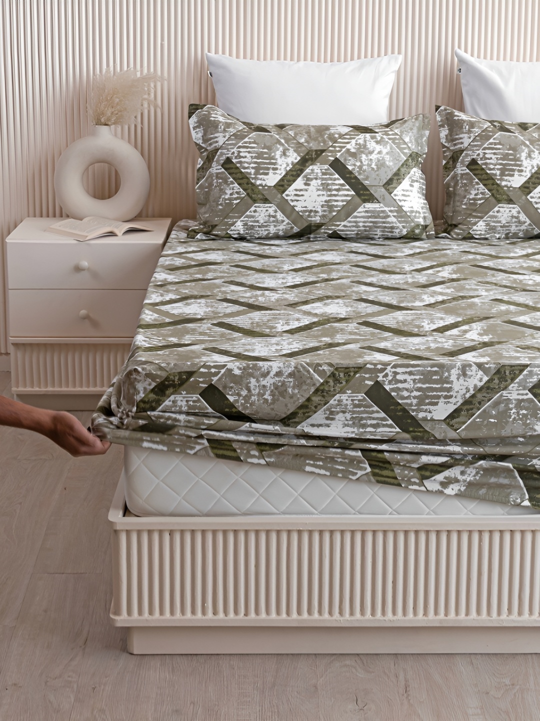 HOMEMONDE Green & White Printed Cotton 210 TC Fitted King Bedsheet with 2 Pillow Covers
HOMEMONDE Green & White Printed Cotton 210 TC Fitted King Bedsheet with 2 Pillow Covers