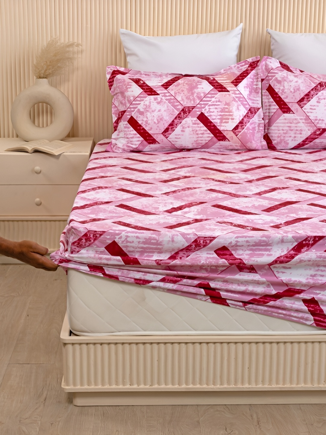 HOMEMONDE Pink & White Printed Cotton 210 TC Fitted King Bedsheet with 2 Pillow Covers
HOMEMONDE Pink & White Printed Cotton 210 TC Fitted King Bedsheet with 2 Pillow Covers