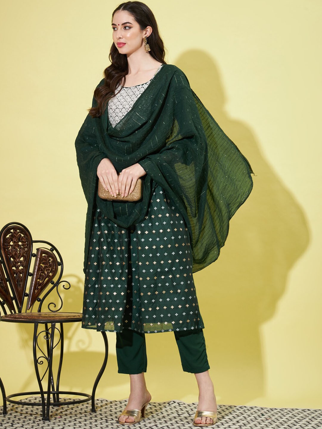 VredeVogel Ethnic Motifs Embroidered Thread Work Kurta with Trousers & Dupatta, Green
VredeVogel Ethnic Motifs Embroidered Thread Work Kurta with Trousers & Dupatta, Green