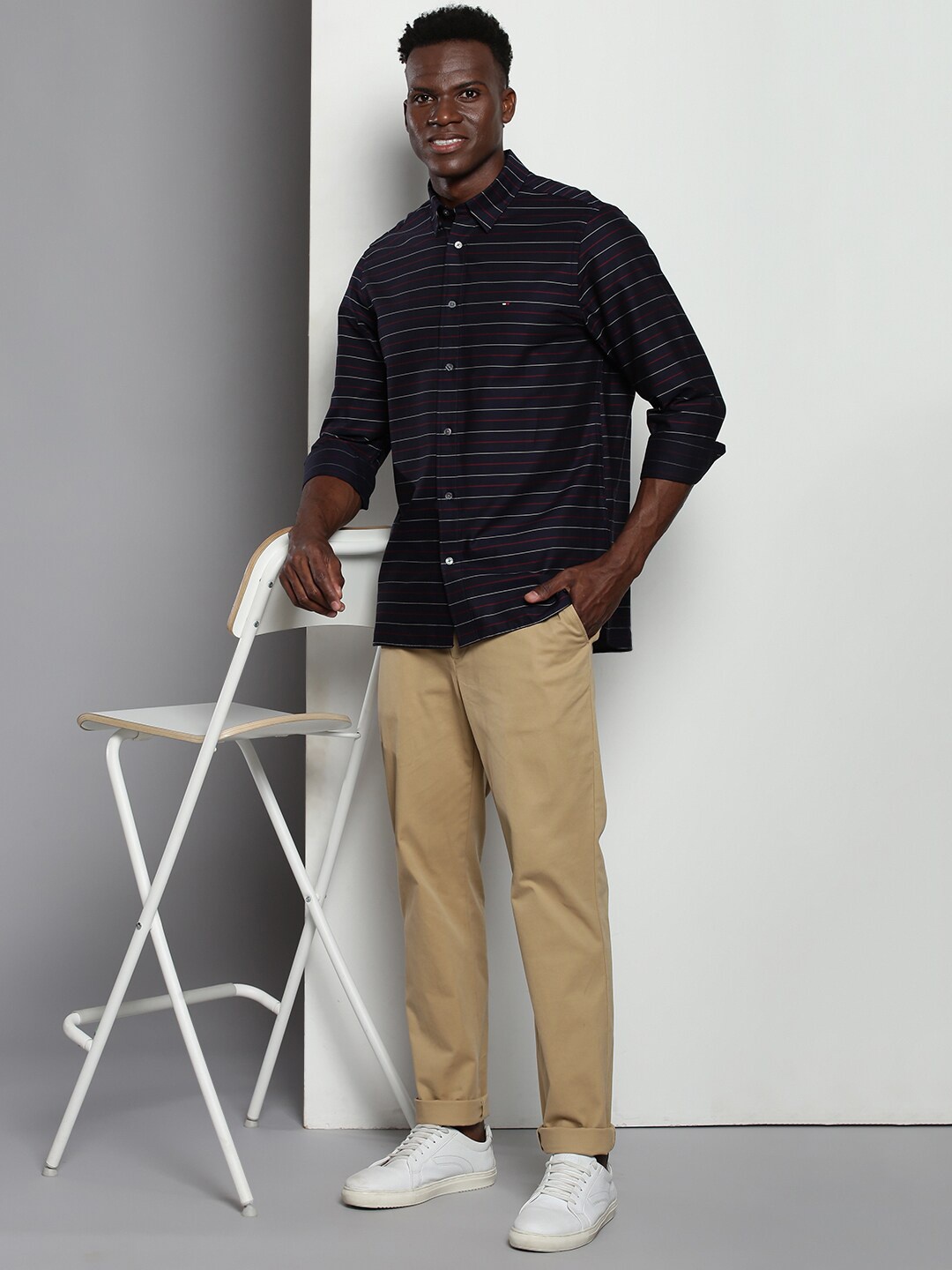 Tommy Hilfiger New Horizontal Stripes Spread Collar Long Sleeves Cotton Casual Shirt, Navy blue
Tommy Hilfiger New Horizontal Stripes Spread Collar Long Sleeves Cotton Casual Shirt, Navy blue