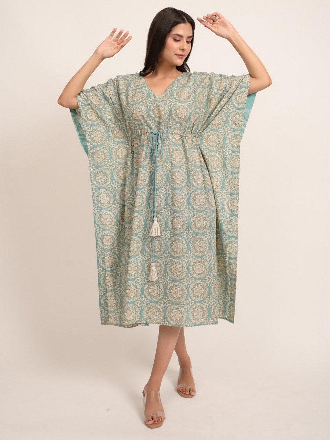 INDIE JHOLA Ethnic Motifs Printed V-Neck Gathered Detailed Pure Cotton Kaftan Midi Dress, Green
INDIE JHOLA Ethnic Motifs Printed V-Neck Gathered Detailed Pure Cotton Kaftan Midi Dress, Green