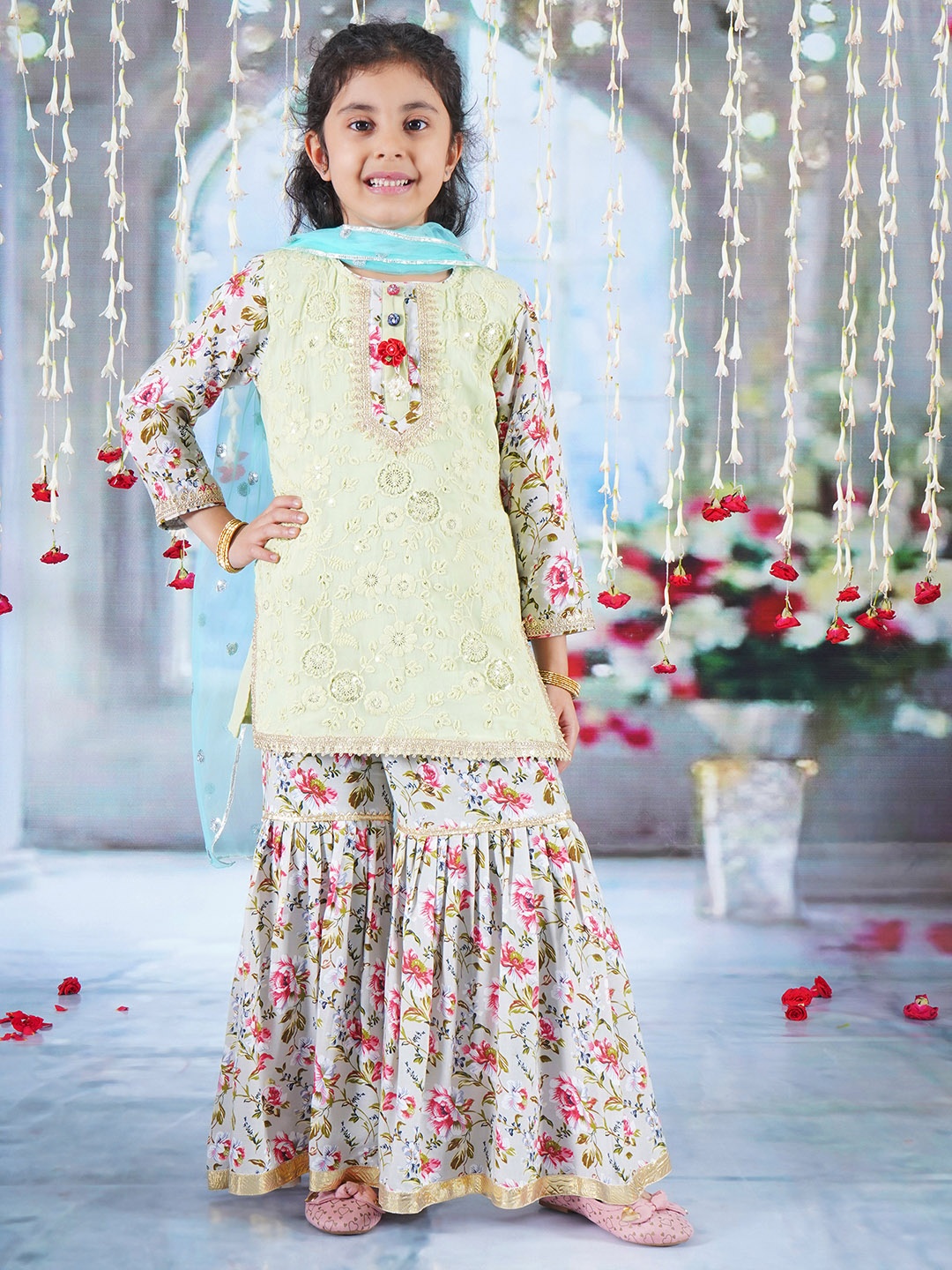 Little Bansi Girls Floral Printed Pure Cotton Kurta with Sharara & With Dupatta, Green
Little Bansi Girls Floral Printed Pure Cotton Kurta with Sharara & With Dupatta, Green