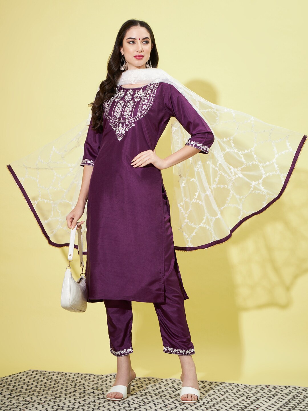VredeVogel Ethnic Motifs Embroidered Regular Thread Work Kurta with Trousers & Dupatta, Purple
VredeVogel Ethnic Motifs Embroidered Regular Thread Work Kurta with Trousers & Dupatta, Purple