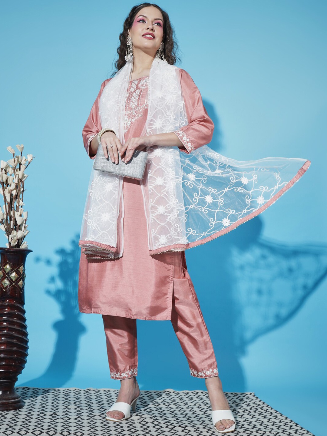 VredeVogel Ethnic Motifs Yoke Design Regular Thread Work Kurta with Trousers & Dupatta, Peach
VredeVogel Ethnic Motifs Yoke Design Regular Thread Work Kurta with Trousers & Dupatta, Peach