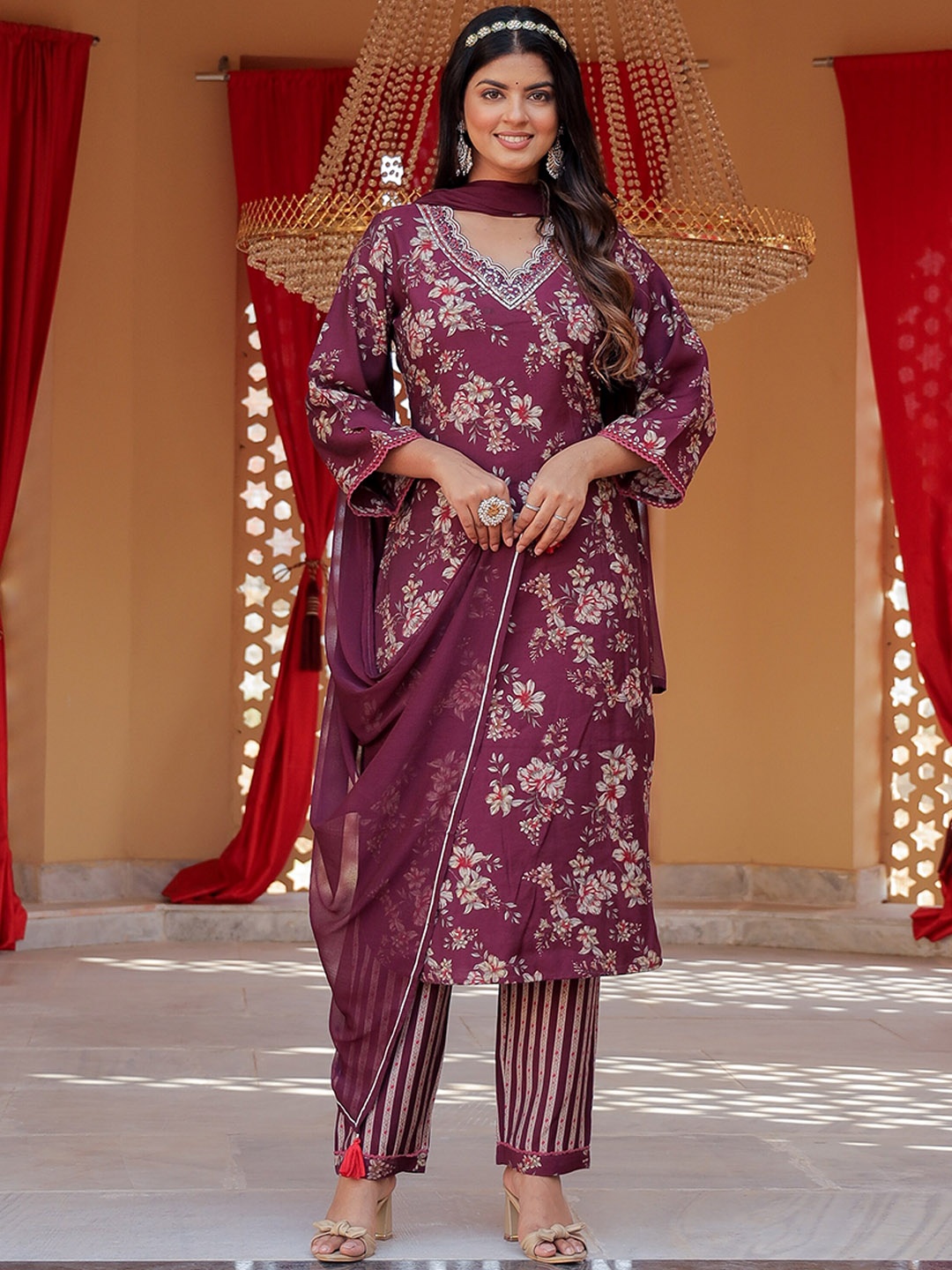 Chandbaali Floral Printed V-Neck Sequinned Masleen Kurta Pant & Dupatta Set, Maroon
Chandbaali Floral Printed V-Neck Sequinned Masleen Kurta Pant & Dupatta Set, Maroon