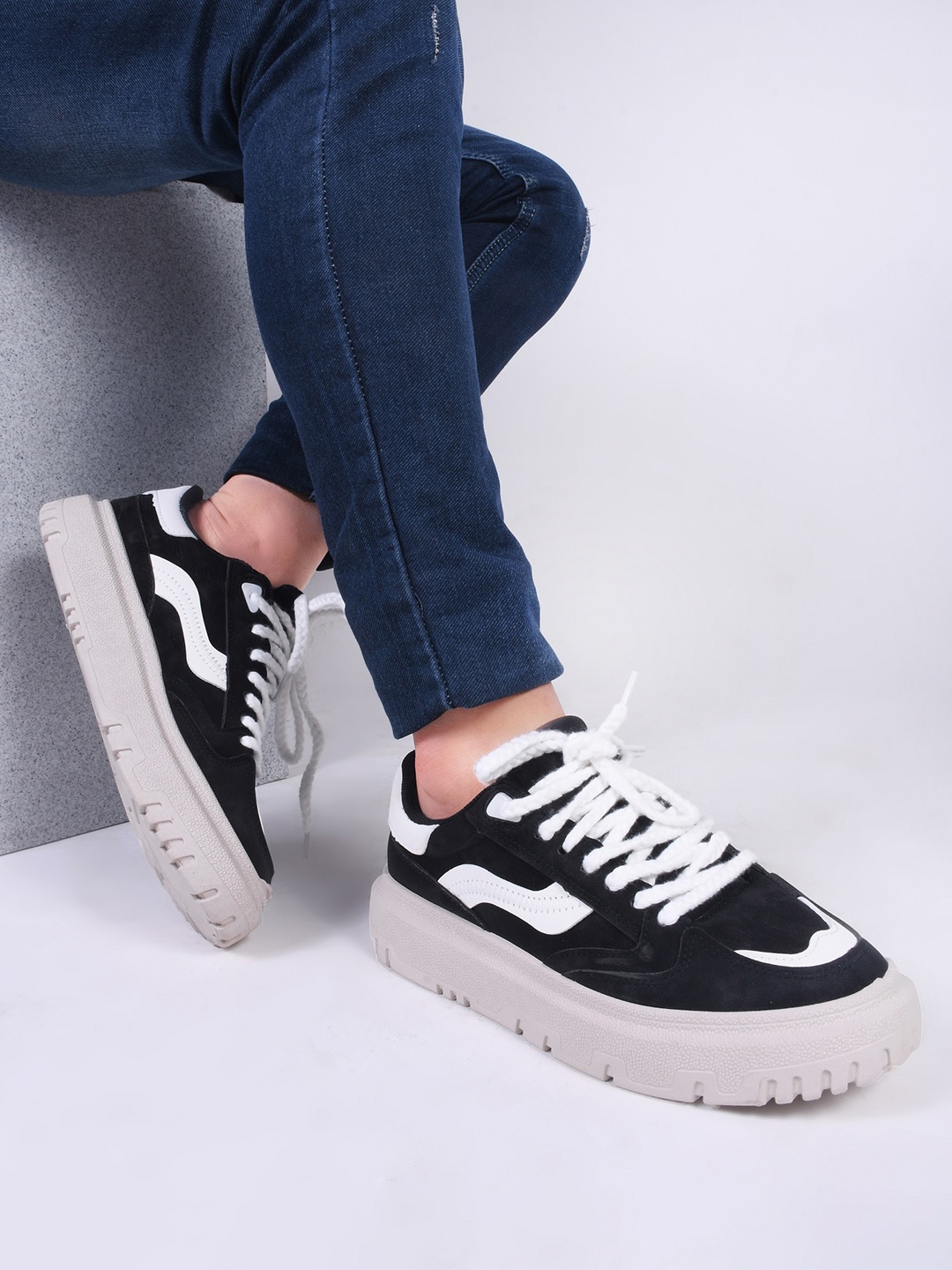 THE WHITE POLE Men Lightweight Memory Foam Contrast Sole Flatforms Canvas Lace-Up Sneakers, Black
THE WHITE POLE Men Lightweight Memory Foam Contrast Sole Flatforms Canvas Lace-Up Sneakers, Black