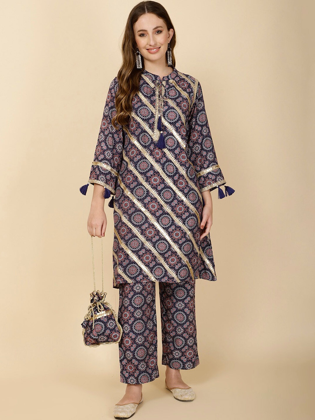 Meena Bazaar Kurta Floral Printed Tie up Neck Three-Quarter Sleeves Trouser Set, Navy blue
Meena Bazaar Kurta Floral Printed Tie up Neck Three-Quarter Sleeves Trouser Set, Navy blue