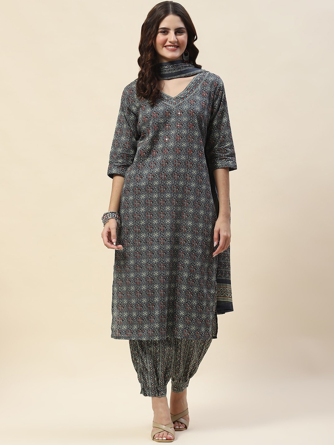 Meena Bazaar Ethnic Motifs Printed Straight Kurta & Trousers With Dupatta, Grey
Meena Bazaar Ethnic Motifs Printed Straight Kurta & Trousers With Dupatta, Grey
