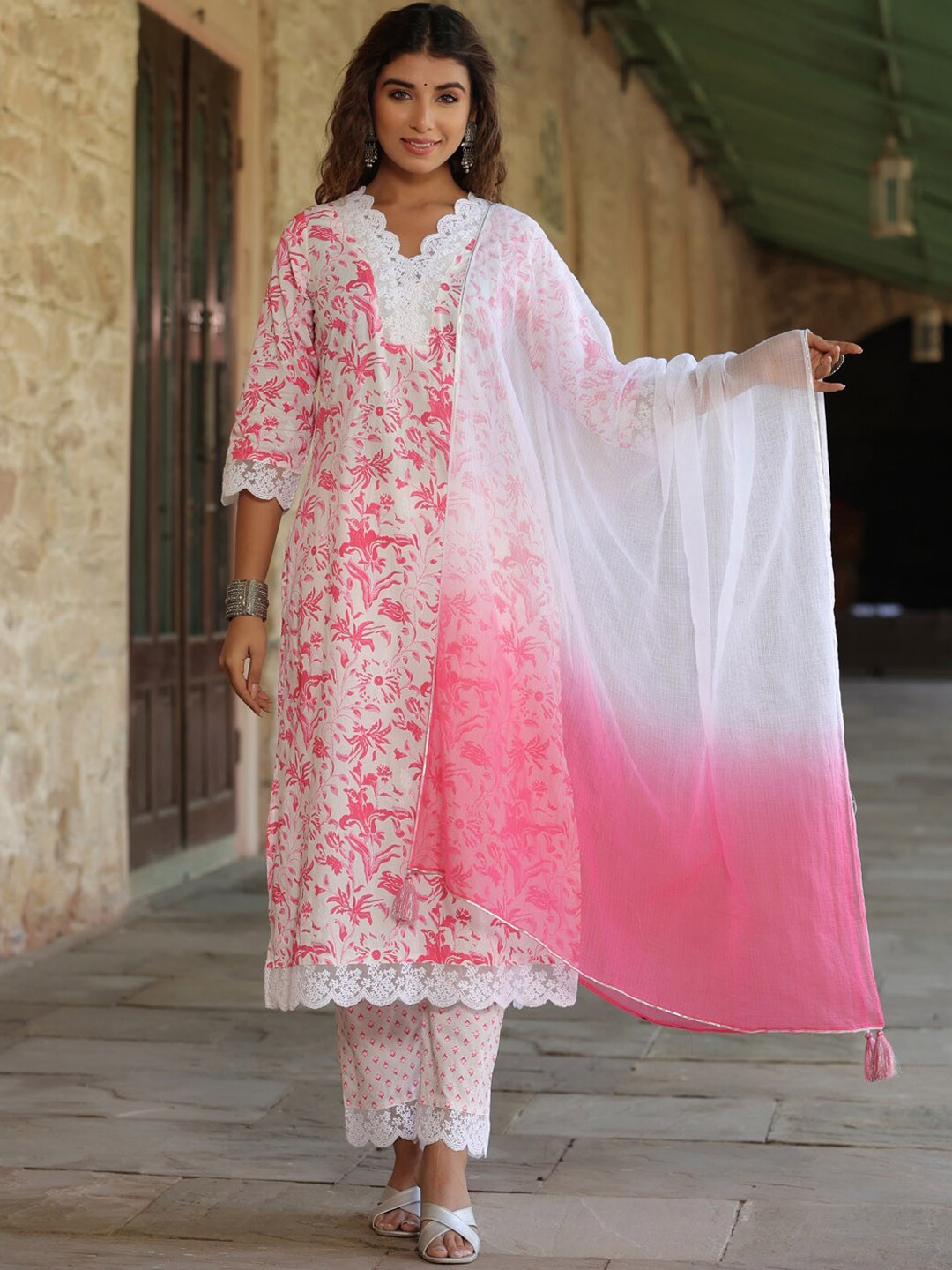 Rain & Rainbow Floral Printed Regular Pure Cotton Kurta with Trousers & With Dupatta, Pink
Rain & Rainbow Floral Printed Regular Pure Cotton Kurta with Trousers & With Dupatta, Pink