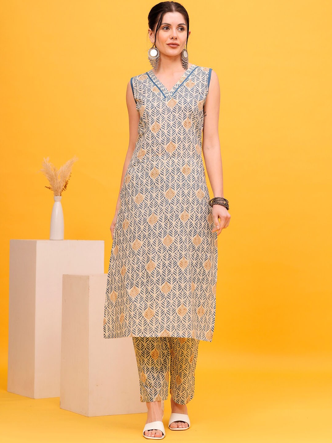 SHIONS Ethnic Motifs Printed V-Neck Sleeveless Regular Pure Cotton Kurta with Trousers, Blue
SHIONS Ethnic Motifs Printed V-Neck Sleeveless Regular Pure Cotton Kurta with Trousers, Blue