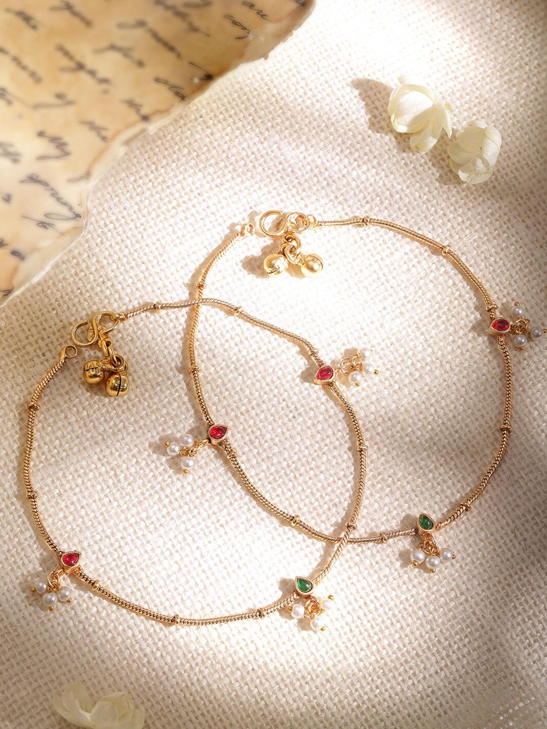 Rubans Set of 2 22K Gold-Plated Red & Green Kundan Studded Anklets with Gold & Pearl Beads
Rubans Set of 2 22K Gold-Plated Red & Green Kundan Studded Anklets with Gold & Pearl Beads