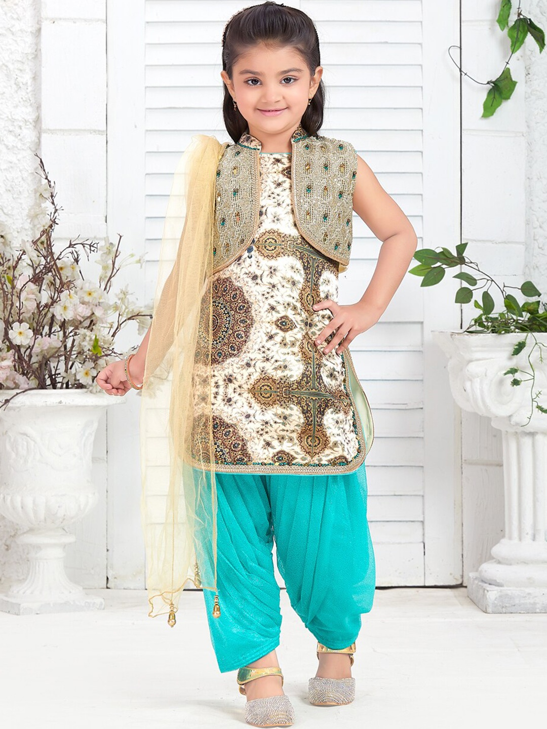 BAESD Girls Ethnic Motifs Printed Regular Mirror Work Kurta with Salwar Dupatta & Jacket, Beige
BAESD Girls Ethnic Motifs Printed Regular Mirror Work Kurta with Salwar Dupatta & Jacket, Beige