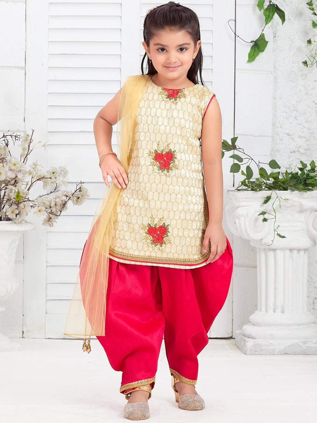 BAESD Girls Floral Printed Regular Pure Silk Kurta with Patiala & With Dupatta, Beige
BAESD Girls Floral Printed Regular Pure Silk Kurta with Patiala & With Dupatta, Beige