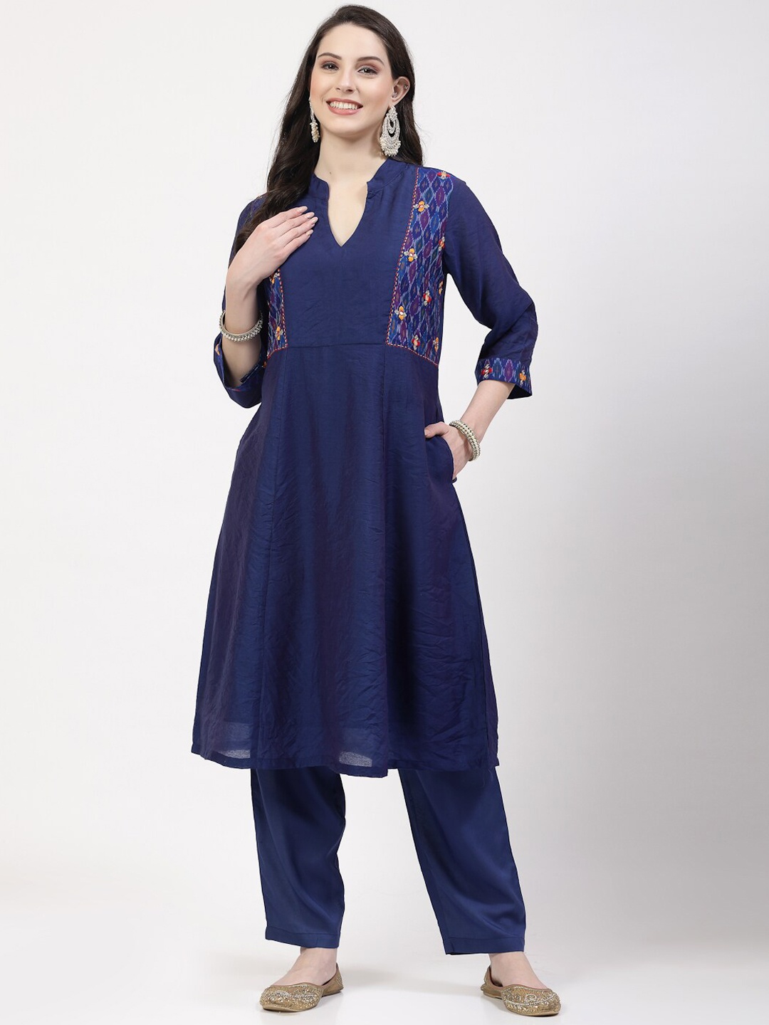 DART STUDIO Floral Yoke Design Mandarin Collar Thread Work A-Line Kurta with Palazzos, Navy blue
DART STUDIO Floral Yoke Design Mandarin Collar Thread Work A-Line Kurta with Palazzos, Navy blue