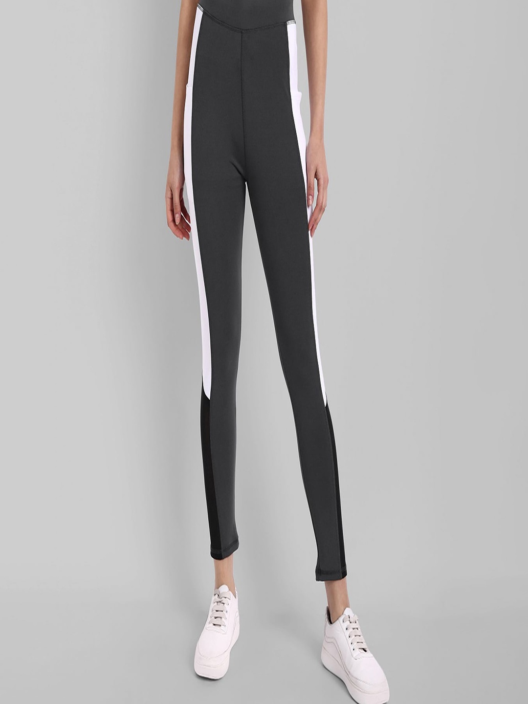 KRONMENINEN Women Colourblocked Relaxed-Fit Rapid-Dry Technology Sports Tights, Grey
KRONMENINEN Women Colourblocked Relaxed-Fit Rapid-Dry Technology Sports Tights, Grey