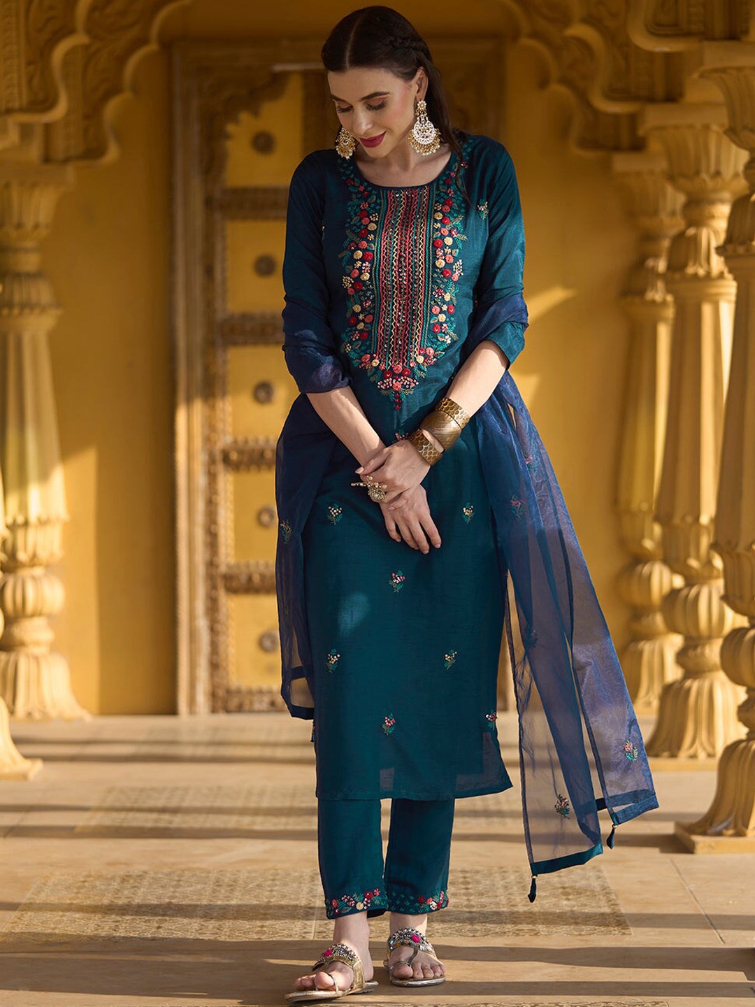Growdamy Women Floral Embroidered Regular Kurta with Trousers & With Dupatta, Teal
Growdamy Women Floral Embroidered Regular Kurta with Trousers & With Dupatta, Teal