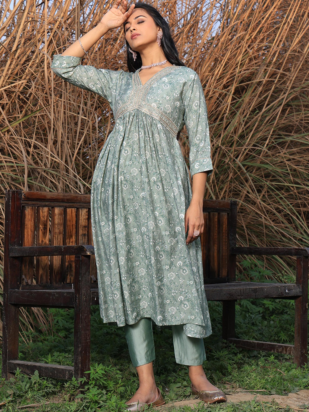 Armaan Ethnic Floral Printed V-Neck Thread Work Kurta with Trousers & Dupatta, Green
Armaan Ethnic Floral Printed V-Neck Thread Work Kurta with Trousers & Dupatta, Green