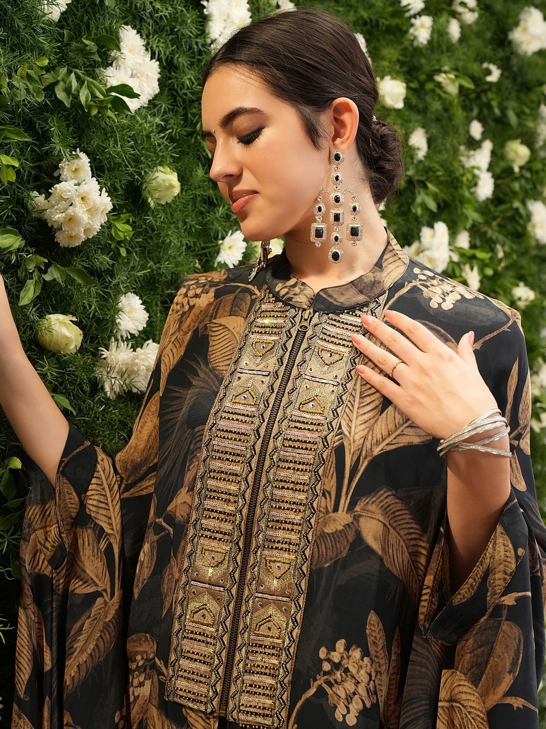 Vishudh Black Floral Printed Mandarin Collar Flared Sleeves Kaftan Kurta With Trousers
Vishudh Black Floral Printed Mandarin Collar Flared Sleeves Kaftan Kurta With Trousers