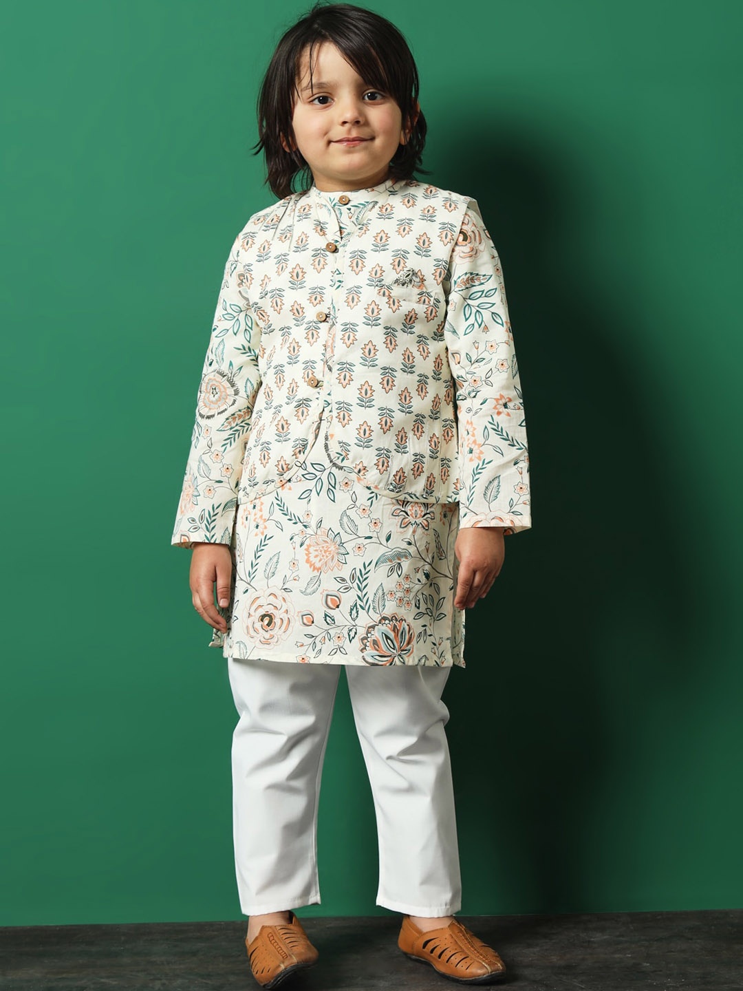 Readiprint Fashions Boys Floral Printed Regular Gotta Patti Pure Cotton Kurta with Pyjamas, Off white
Readiprint Fashions Boys Floral Printed Regular Gotta Patti Pure Cotton Kurta with Pyjamas, Off white
