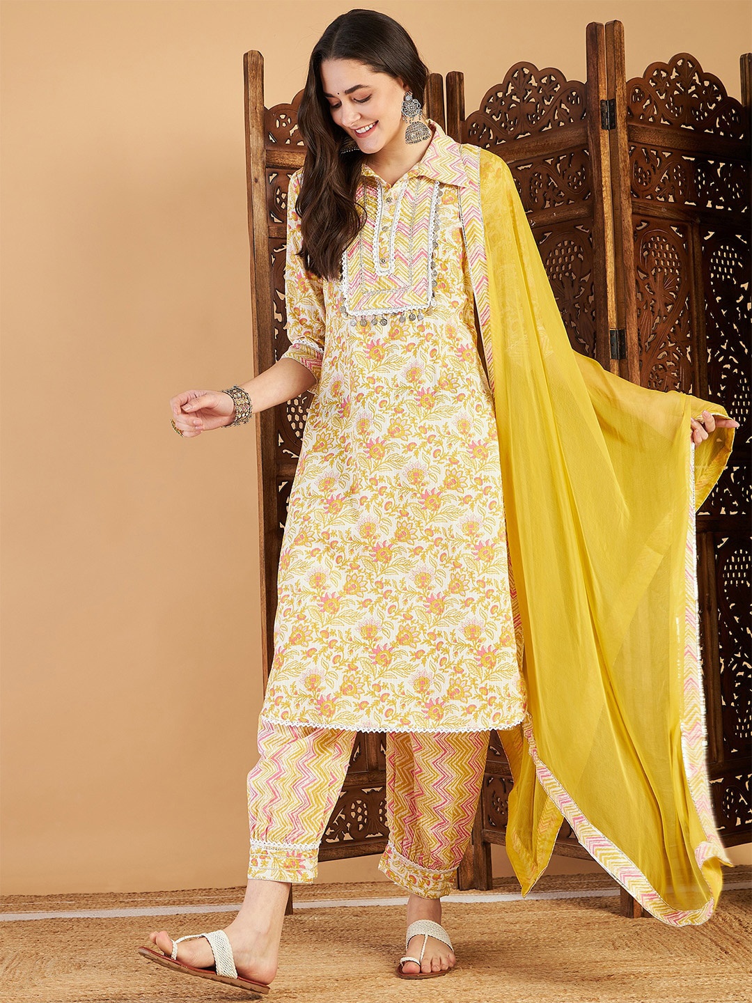Ishin Women Floral Printed Regular Gotta Patti Kurta with Trousers & With Dupatta, Beige
Ishin Women Floral Printed Regular Gotta Patti Kurta with Trousers & With Dupatta, Beige