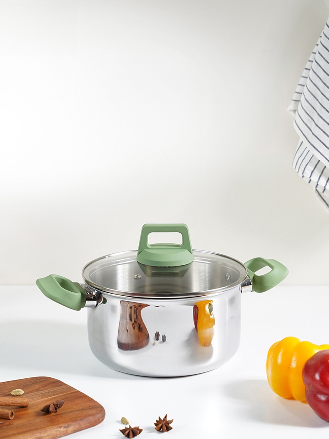 Kreme Silver toned & Green Tri-Ply Stainless Steel Dishwasher Safe Sauce Pan With Lid
Kreme Silver toned & Green Tri-Ply Stainless Steel Dishwasher Safe Sauce Pan With Lid